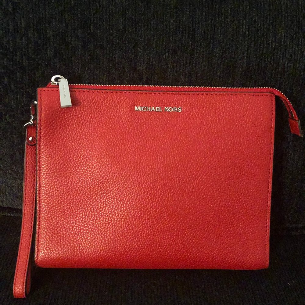 MICHAEL KORS LEATHER WRISTLET